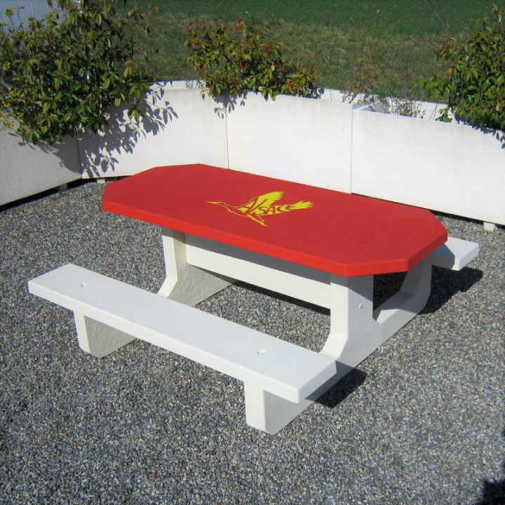 Table octogonale avec logo Elsass